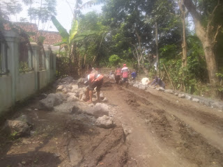 Pengerjaan Drainase di Desa Sindanglaya ” Warga setempat sangat Bersyukur”