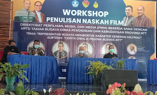 Foto: Kepala UPTD Taman Budaya Dinas Pendidikan dan Kebudayaan NTT, Drs. Kurniawan Sofyan, M.M, mengawali kegiatan Workshop