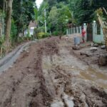 Warga karyamukti desa Sindanglaya-Pagelaran mengeluhkan tumpukan tanah di badan jalan Proyek Pengerjaan Drainase