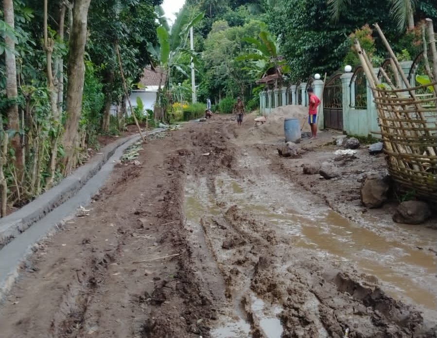 Warga karyamukti desa Sindanglaya-Pagelaran mengeluhkan tumpukan tanah di badan jalan Proyek Pengerjaan Drainase