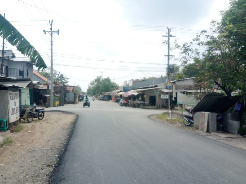 Foto: jalan kabupaten di desa ujung gede kecamatan Ampel gading
