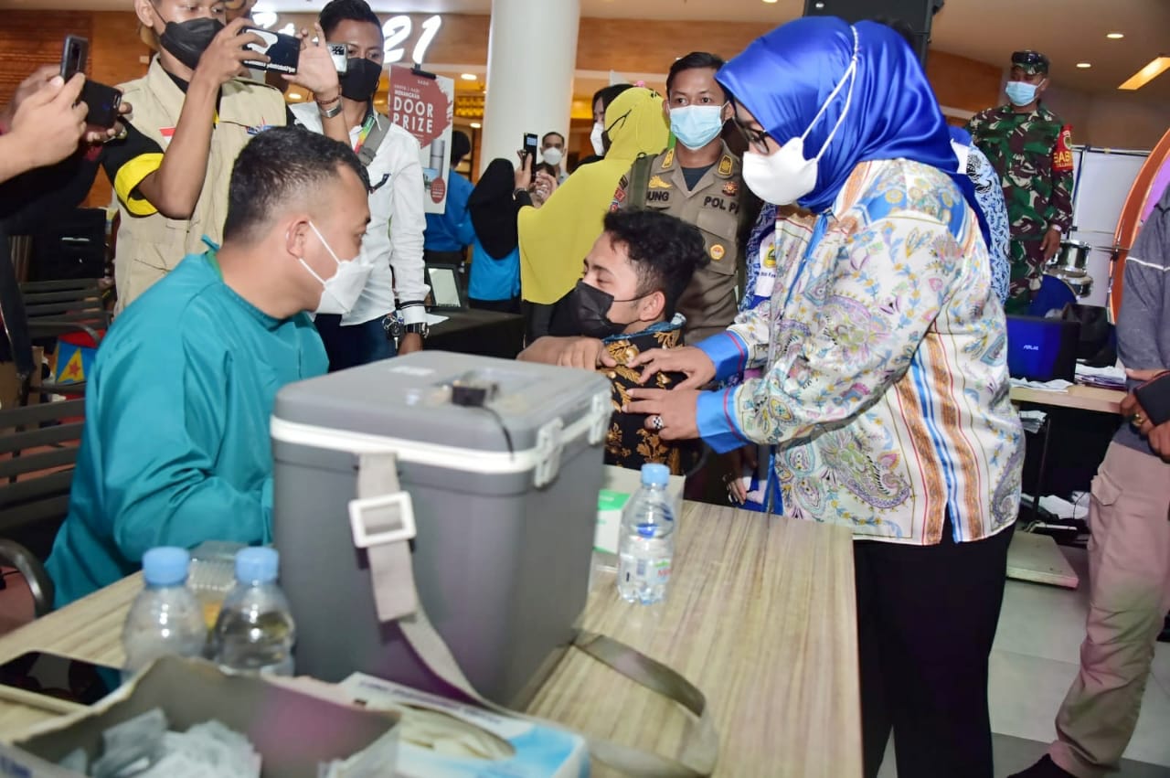 Vaksinasi di Metropolitan Mall Cileungsi Ditinjau Bupati Bogor