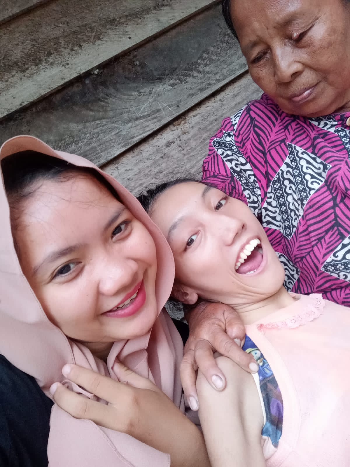 Bersama Unsur Tripika Gelumbang, HNU Dan Kadinsos Sumsel Kunjungi Keluarga Indah Trisundari
