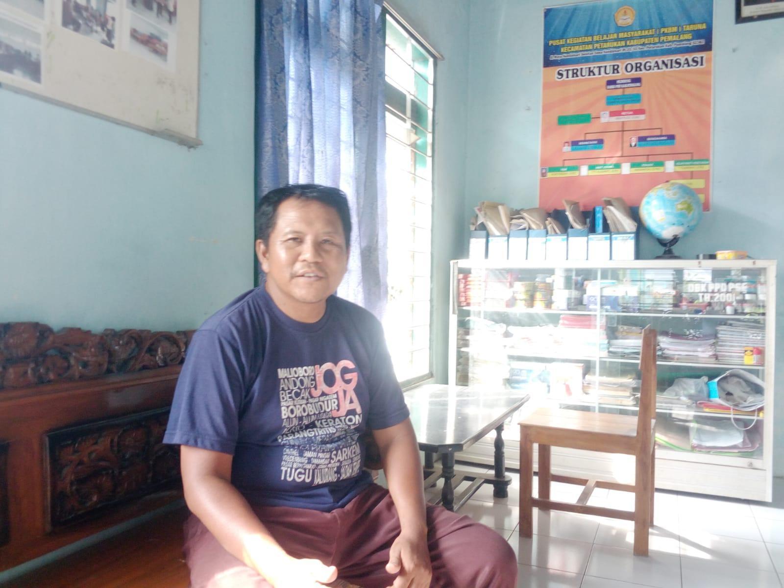 Bapak Wahyudi kepala PKBM Taruna kecamatan Petarukan, foto: Eko B Art