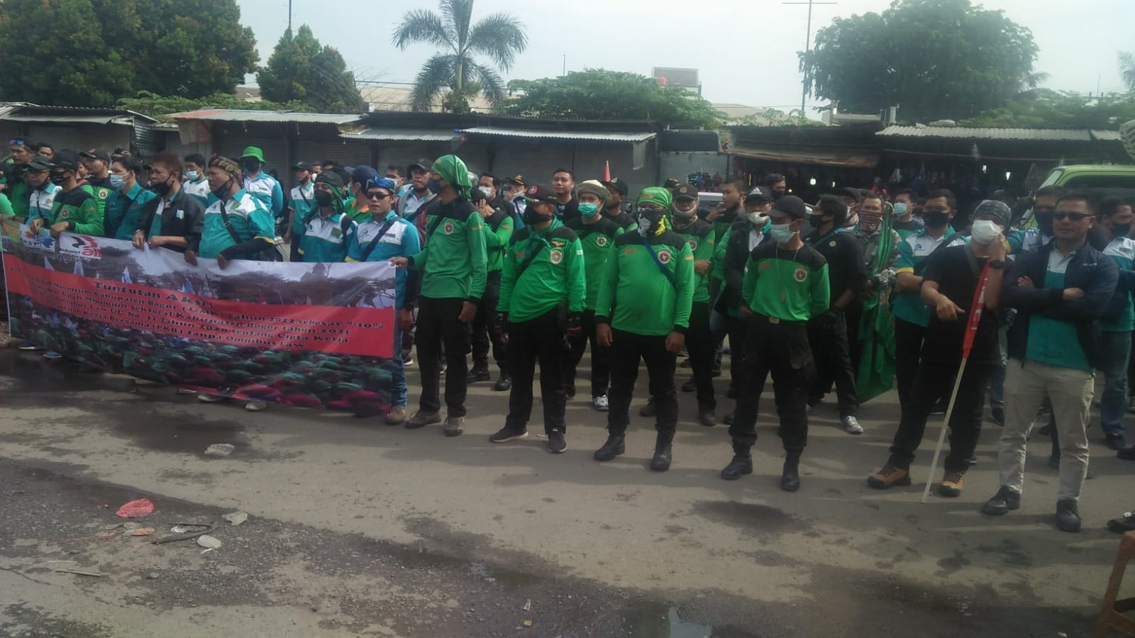 Keterangan, foto: Unjuk Rasa Pekerja Buruh yang tergabung dalam Federasi Serikat Pekerja Metal Indonesia (Parianto)