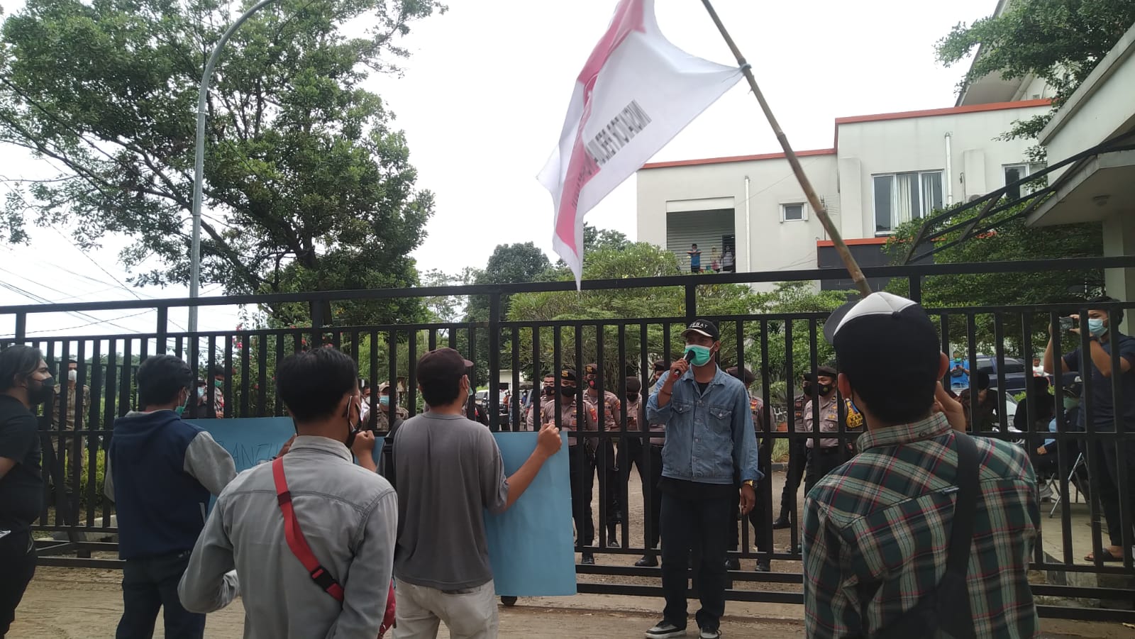 Unjuk rasa Mahasiswa didepan Kantor Bupati Bogor, terkait pembangunan RSUD Parung (dok.istimewa)