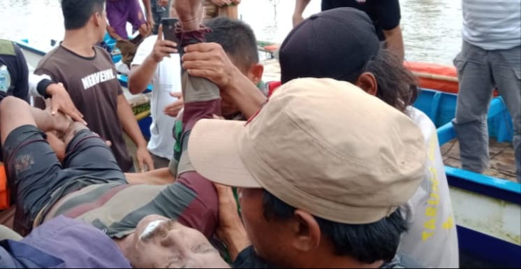 Nahas Terseret Ombak yang sedang melakukan Tangkapan Ikan di Pesisir Pantai Karisma