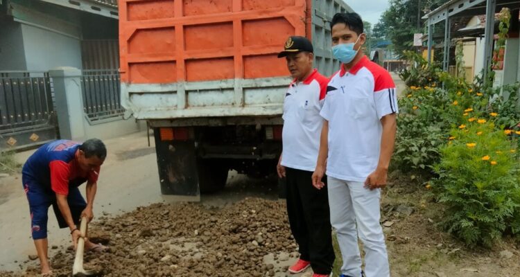 Keterangan foto: Warga Kecamatan Ampel Gading sedang memperbaiki jalan yang rusak (dok.istimewa)