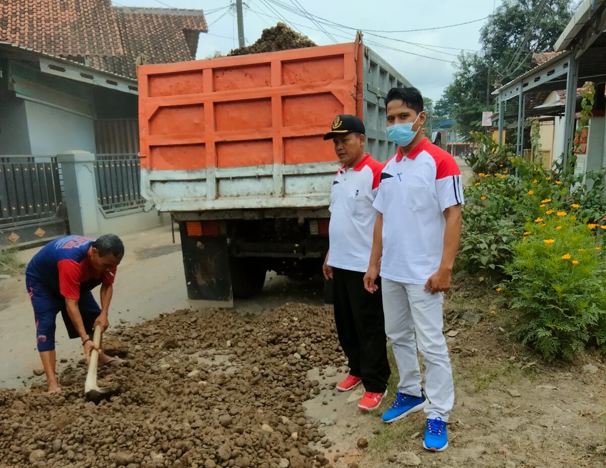 Keterangan foto: Warga Kecamatan Ampel Gading sedang memperbaiki jalan yang rusak (dok.istimewa)