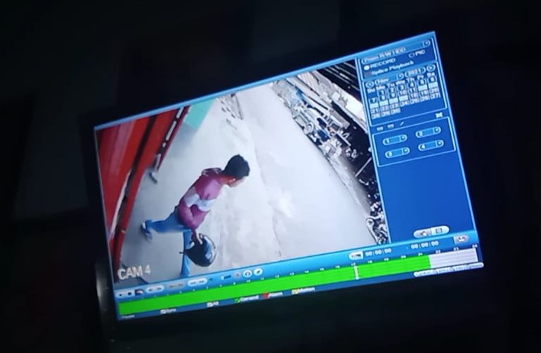 Foto: Maling Helm terekam kamera CCTV ( dok.istimewa )