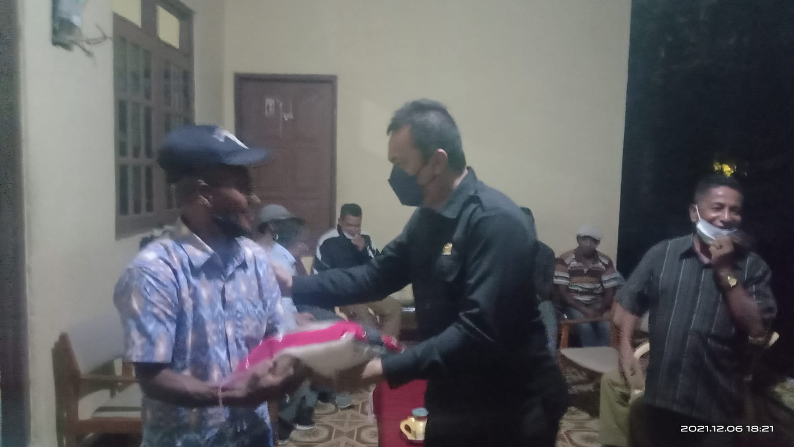 Keterangan foto: Anggota DPRD fraksi Nasdem, Siqvrid Basuki Berikan bantuan beras kepada masyarakat (dok.istimewa/Arifin)
