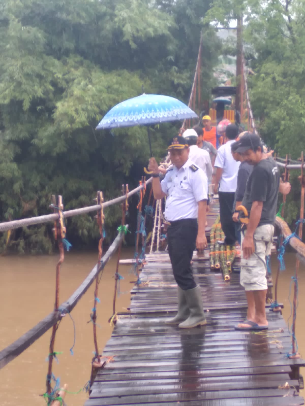 Respon Cepat, Bupati Barru Perintahkan Dinas PU  Perbaiki Jembatan Pesse Tanete Riaja