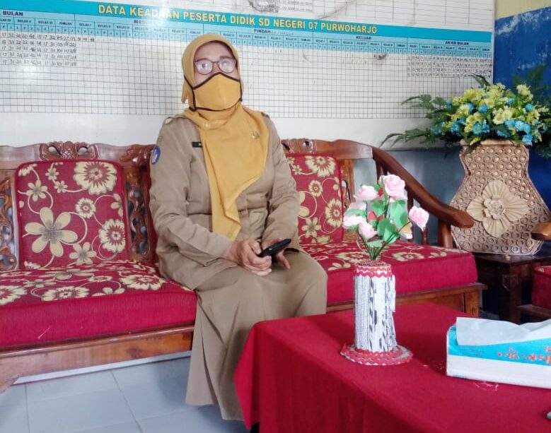 Foto: Ibu Runiti S, Pd. Kepala Sekolah Dasar Negeri 07 Purwoharjo (dok.istimewa/Eko B Art)