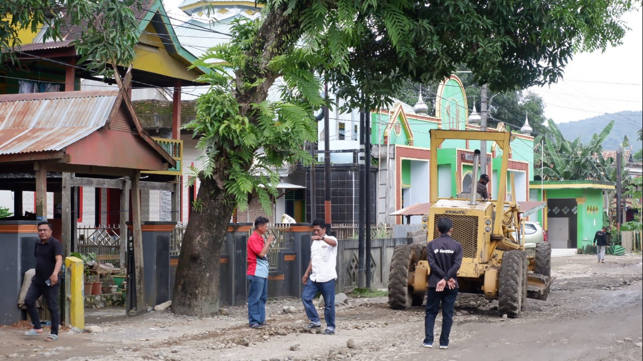 Keterangan foto: Pemerintah Kab. Barru bekerjasama dengan Dinas Pekerjaan Umum dan Tata Ruang Wilayah Sulawesi Selatan telah dilakukan perbaikan jalan (dok.istimewa)