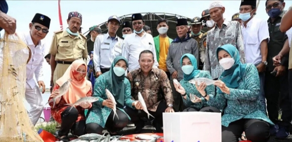 Panen Raya Ikan Bandeng di Kabupaten Sampang Sebagai Upaya Menanggulangi Ketimpangan Ekonomi Akibat Covid-19 Agar Terwujud Sampang Hebat Bermartabat