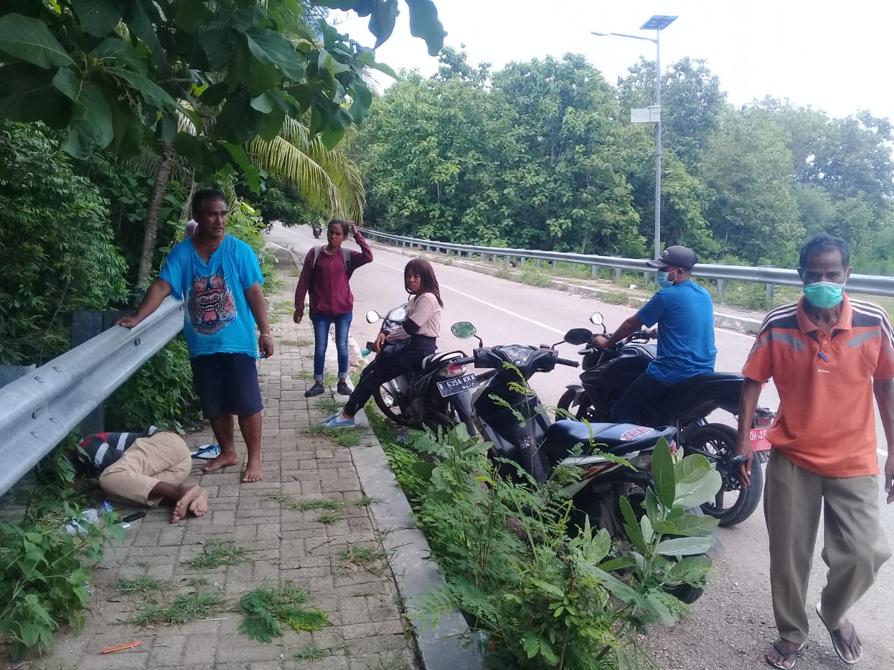 Ketua RT 14 kelurahan Camplong 1 Mengamankan Orang Mabuk  tidak Sadarkan Diri di Pinggir Jembatan Poros Tengah