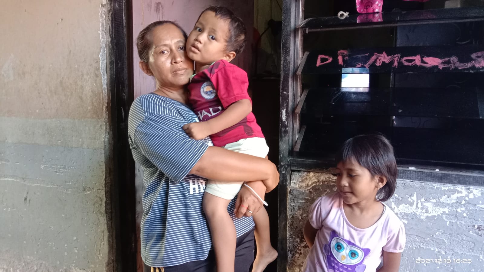 Keterengan foto: Hartik Suningsih, wanita sebatang kara yang harus berjuang untuk ke- 4 anaknya yang masih kecil-kecil (dok.istimewa)