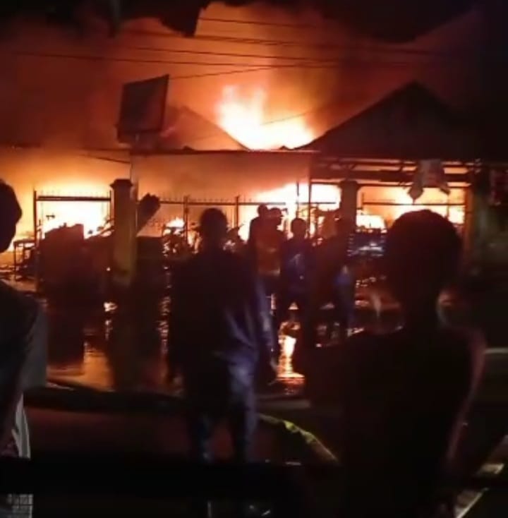 Dua Peristiwa Kebakaran Terjadi di Kota Baubau Dengan Lokasi yang Berbeda