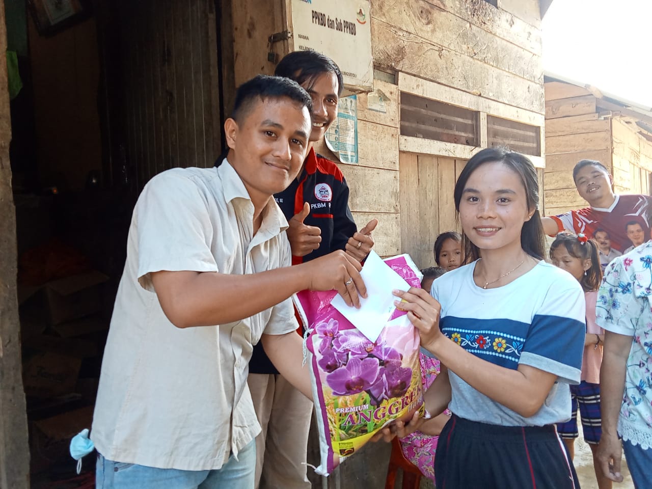 PKBM RBAC Gunungsitoli Berbagi Keceriaan Kepada Korban Banjir di Kampung Cinta Damai