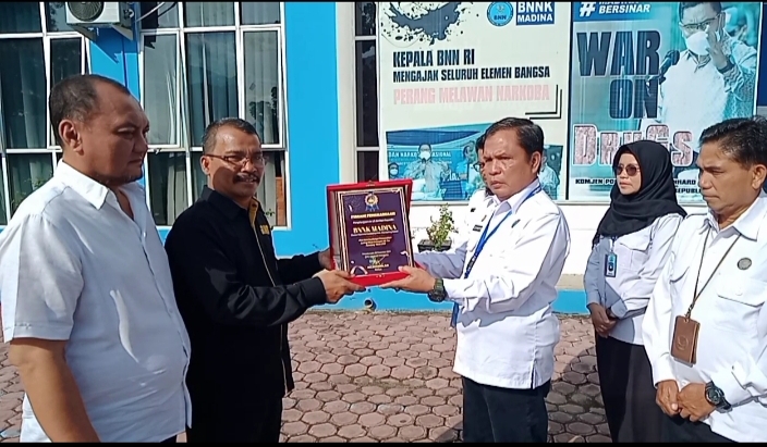 Ketua DPC Granat Madina Ali Anapiah S.H menyerahkan Piagam Penghargaan Kepada Kepada Ka BNNK Madina AKBP Eddy Mashuri Nasution (dok.istimewa)