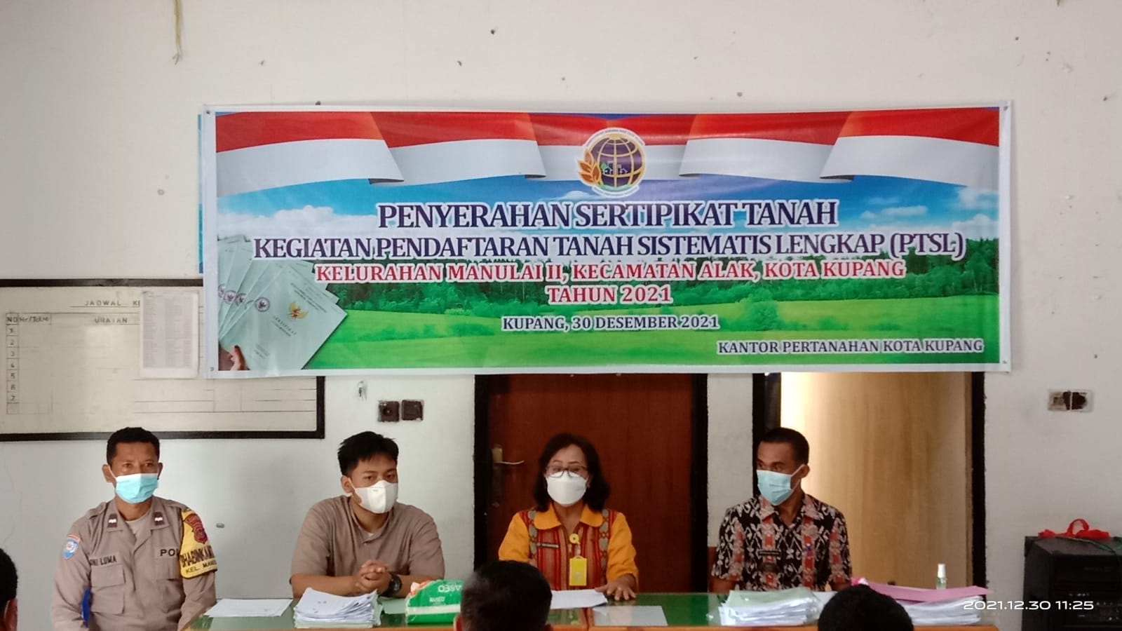 Keterangan foto: Kepala Kantor BPN Kota Kupang didampingi stafnya bersama Lurah Manulai II dan Bhabinkamtibmas (dok.istimewa/Arifin)