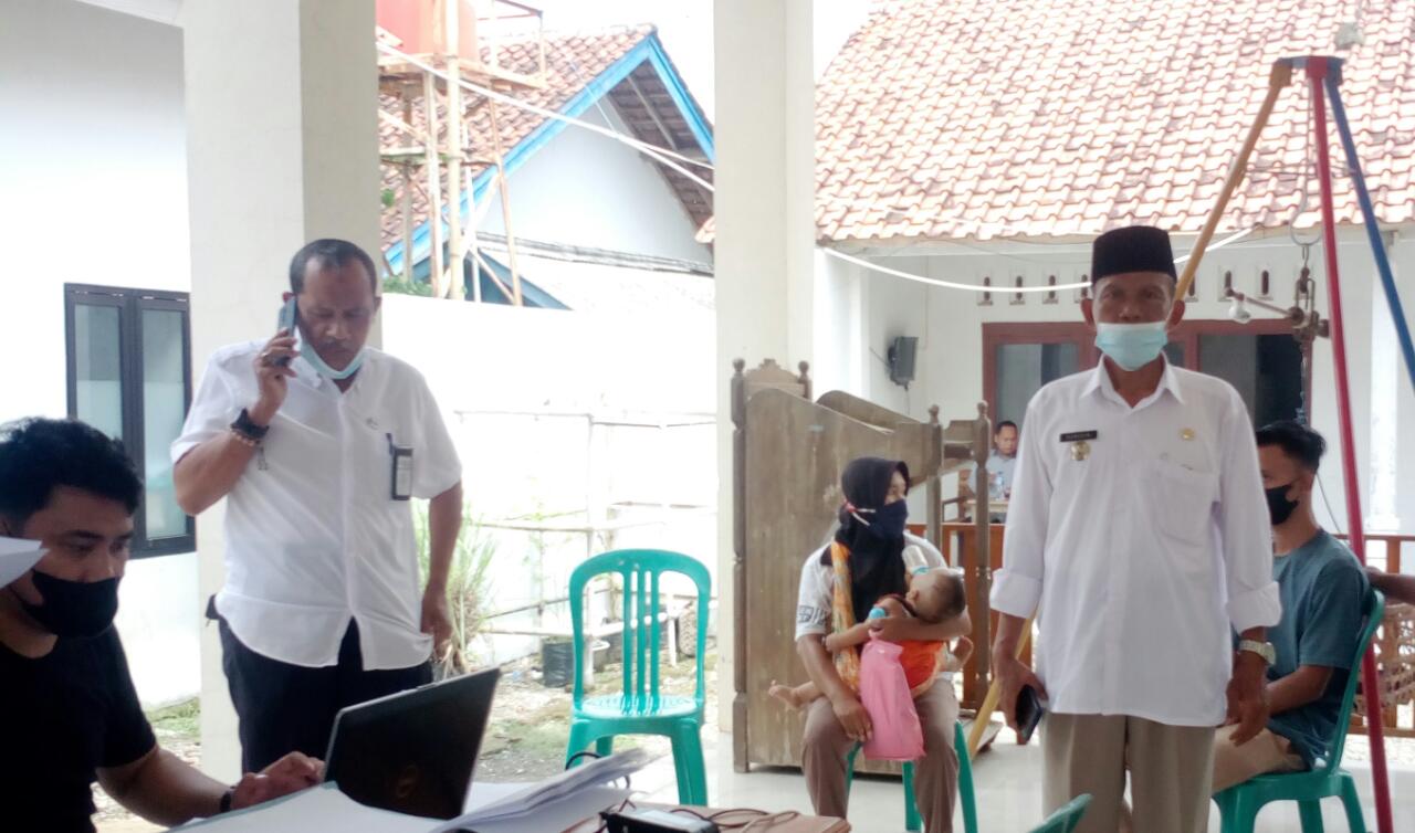 Nuridin Kepala Desa Kebojongan Kecamatan Comal ikut terlibat memantau langsung kegiatan Vaksinasi (dok.istimewa)
