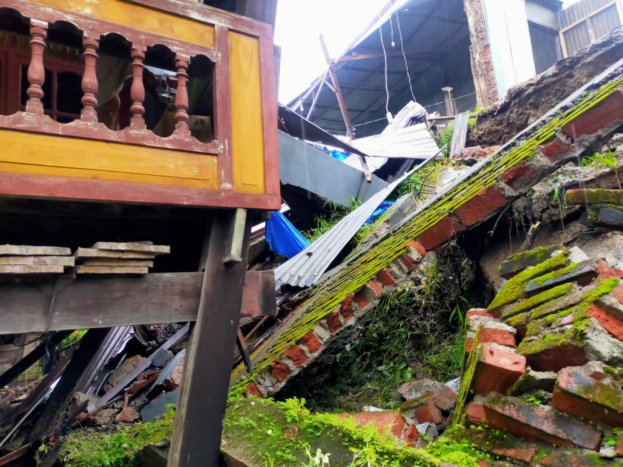 Hujan Deras Mengakibatkan Bangunan Rumah Roboh dan Tanah Longsor