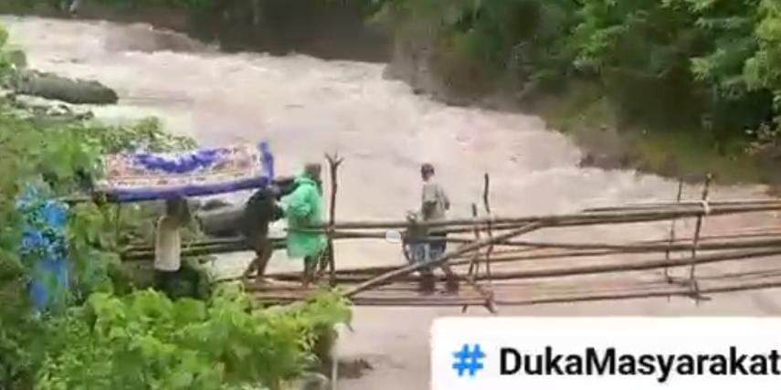 Miris, Akibat Terputusnya Jembatan, Warga Harus Pikul Jenazah Melewati Jembatan Bambu