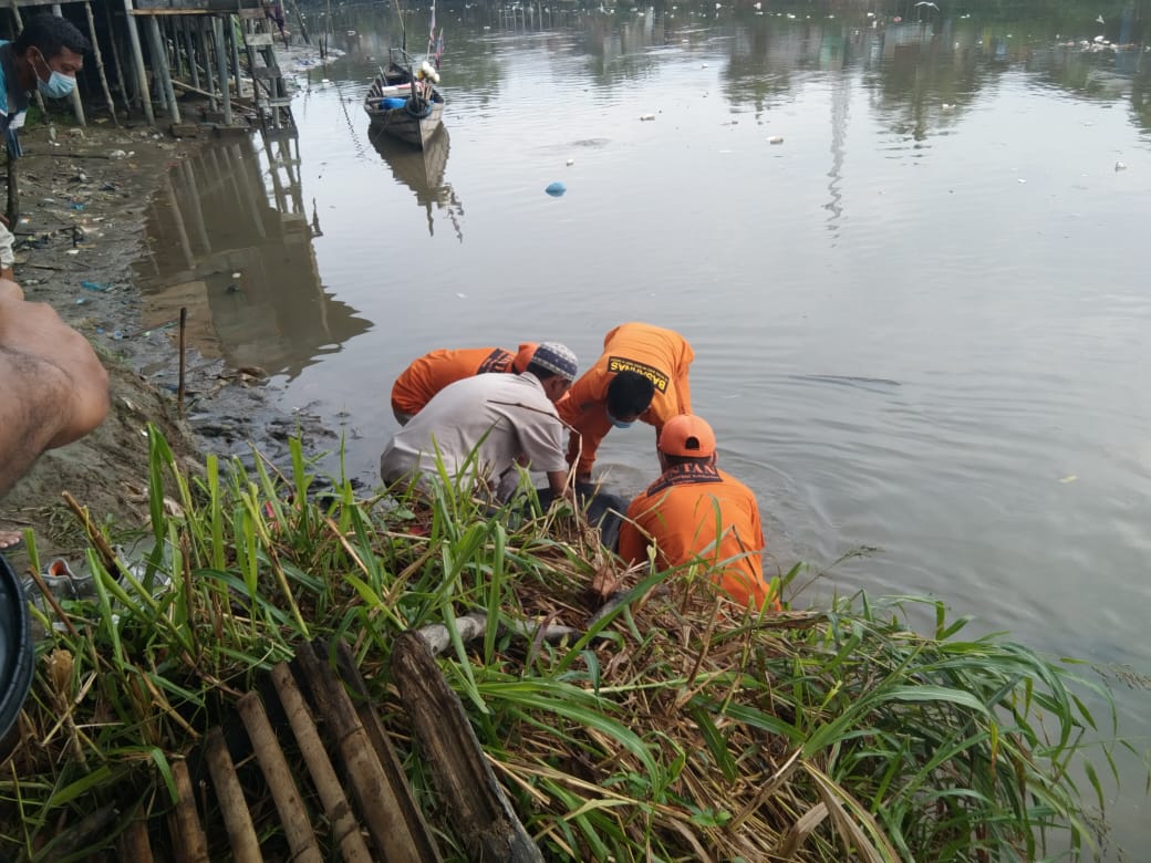DPC Rentan Mengawal Evakuasi Mr. X yang Mengambang di Sungai Deli 