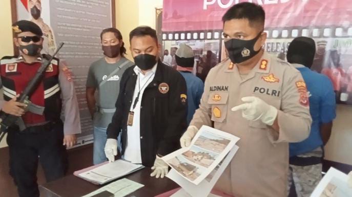 Kapolres Kupang, menunjukkan bukti foto-foto kerusakan yang diakibatkan oleh penambangan ilegal