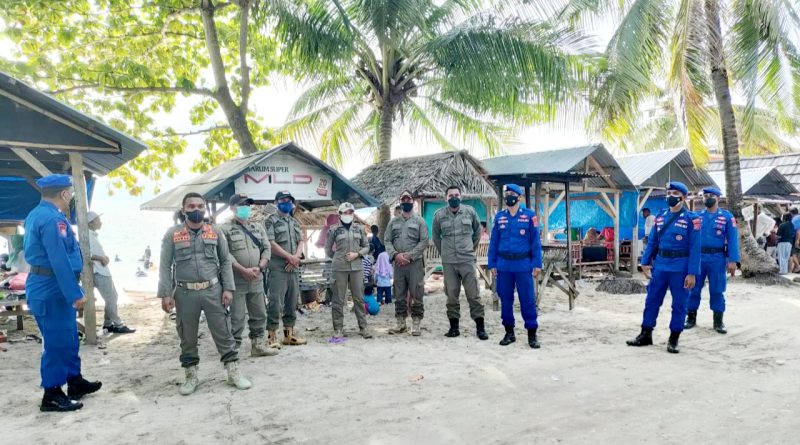 Satuan Polisi Pamong Praja (Satpol PP) Baubau melakukan pengamanan di beberapa tempat wisata (foto: Nanda)