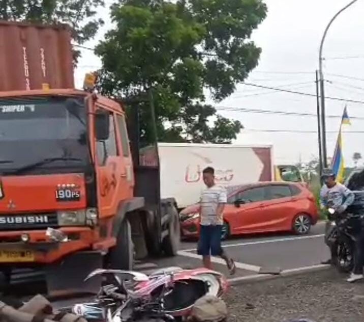 Kecelakaan Truk dengan Sepeda Motor (foto: Sakban/GI)