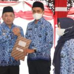 H.Slamet Junaidi, Bupati Sampang Serahkan SK PNS Secara Simbolis di Pendopo Trunojoyo