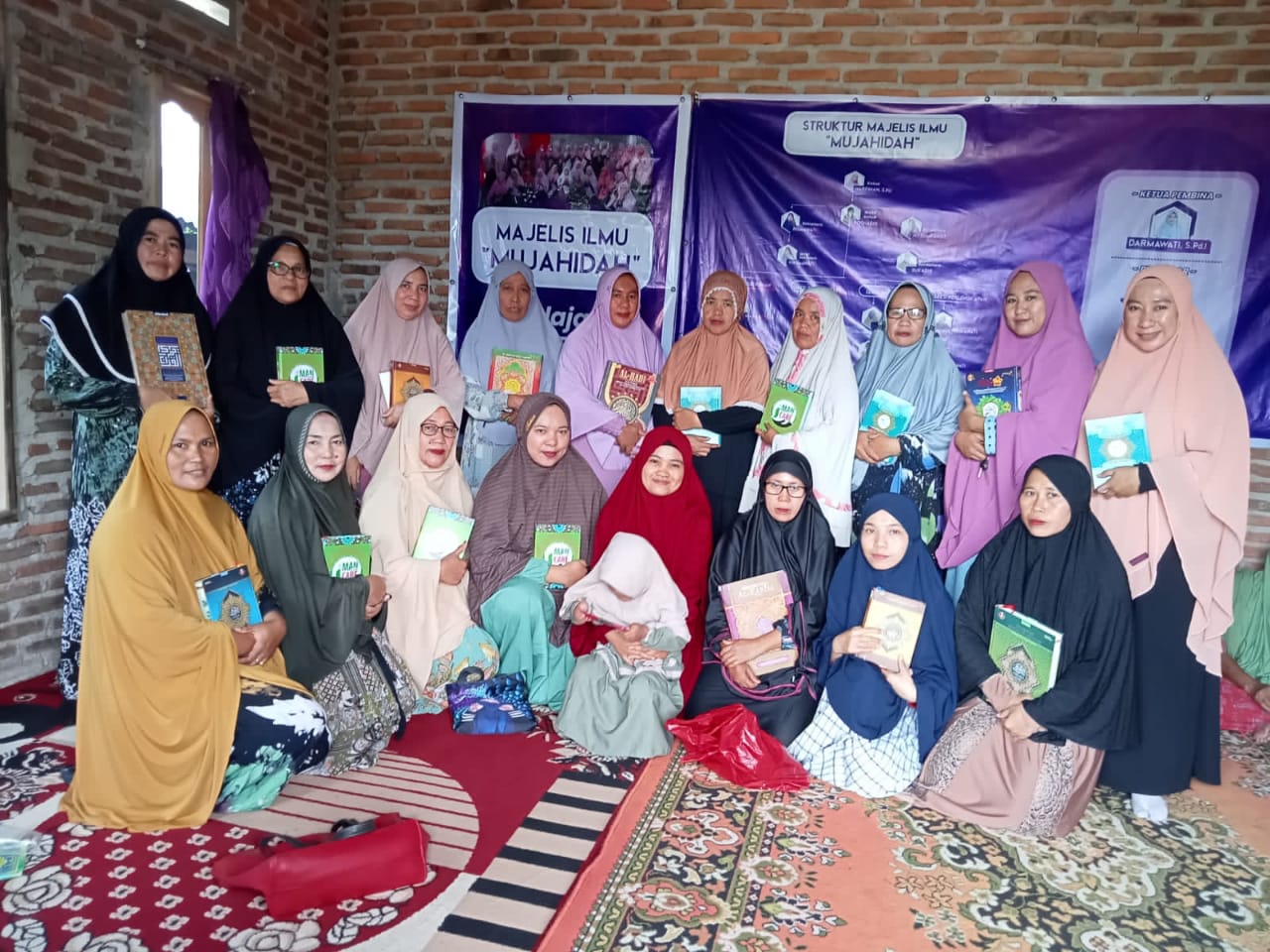 Tidak Ada Kata Terlambat, Emak-emak di Dusun Pao Beccengnge Desa Bontonyeleng Antusias Belajar Al-Qur’an di MIM