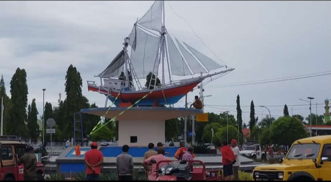 BPBD yang diterjunkan kelokasi melakuakan perbaikan Perahu Bundaran Phinisi, yang dipimpin oleh Sekda dan kadis Lingkungan Hidup dan Kehutanan