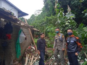 Ormas Pemuda Pancasila Bantu Warga yang Rumahnya Tertimpah Pohon