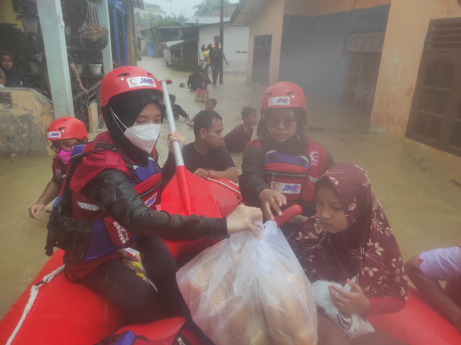 Perahu Karet BSMI Sumut Evakuasi Korban Banjir Medan, Bagikan 500 Paket Makanan dan Posko Kesehatan