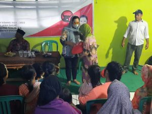 Hj.Arsyanti Rozana Thalib Berikan Bantuan Sembako Kepada Warga Desa Barengkok, di Acara Gelar Reses II Masa Sidang 2021-2022
