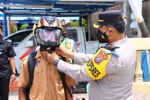 Ops Keselamatan Toba-2022, Polres Humbahas Tegur Pelanggar Yang Tidak Pakai Helm, Lalu Berikan Helm Gratis