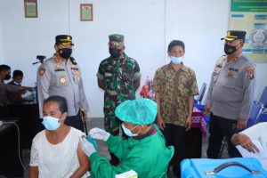 Kapolres Humbahas Bersama Pabung TNI Kodim 0210/TU Monitoring Kegiatan Vaksinasi di Kantor Desa Tapian Nauli