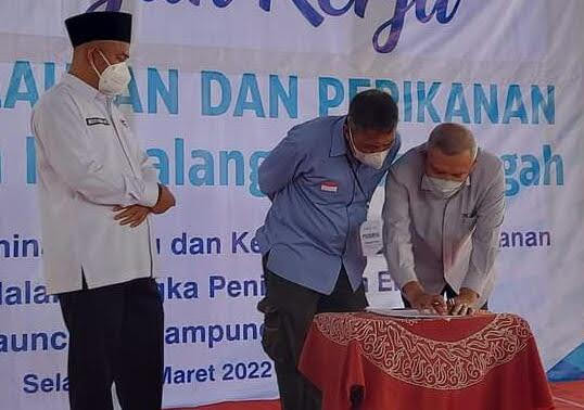 Bupati Pemalang Menghadiri Pemberian Dan Penyerahan Sertifikat Dari CPIB Kepada Pelaku UMKM Serikat Petambak Pantura Indonesia Di Desa Nyamplungsari