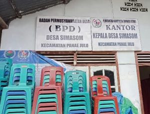 Miris ! Oknum Kades petahana desa simasom dolok Kecamatan Pahae Julu Kabupaten Tapanuli Utara Provinsi Sumatera Utara diduga Tega Tak memberdayakan Bendahara dan Perangkat Desa