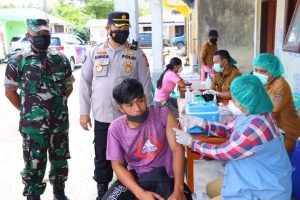Kapolres Humbahas dan Pabung TNI Tinjau Kegiatan Vaksinasi di Kantor Desa Sipitunihuta