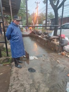 Tinjau Lokasi Drainase Penuh Sampah, H.Imam Musanto Imbau Keras Oknum Pembuang Sampah Untuk Peduli Terhadap Lingkungan