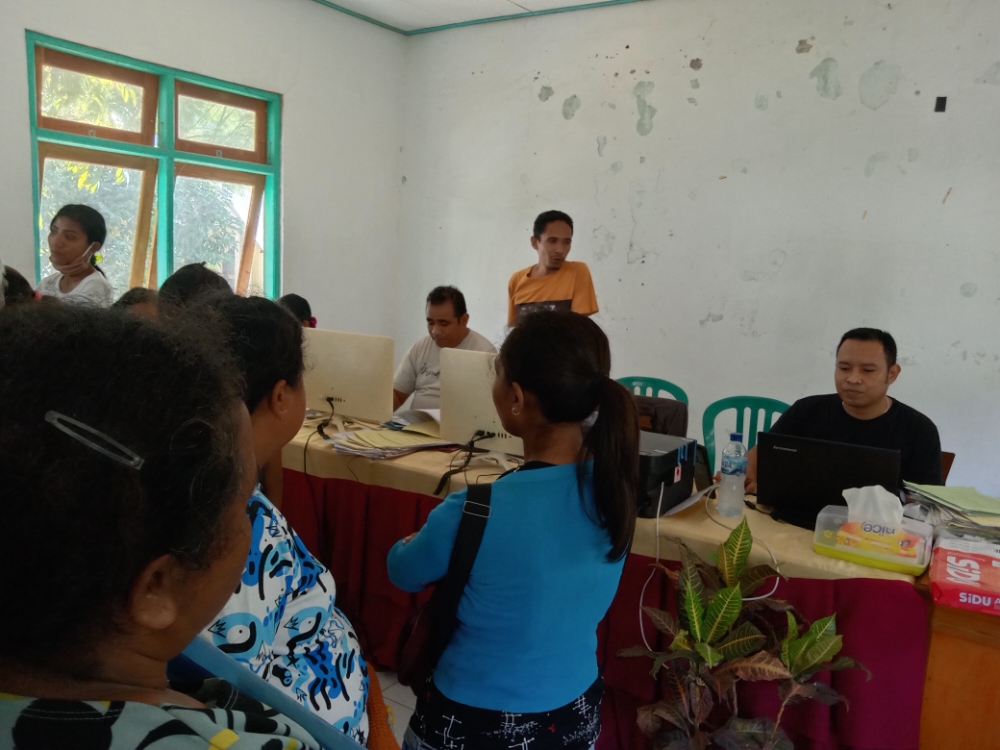Masyarakat Kecamatan Fatuleu Antri Mendapat Pelayanan Administrasi Kependudukan di Kantor Camat Fatuleu