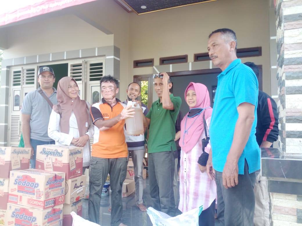 Bapenda Kabupaten Pemalang Memberikan Bantuan Kepada Korban Bencana Banjir Rob di Dapur Umum Desa Pesantren