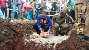 Pj. Bupati Mubar, Lakukan Peletakan Batu Pertama Pembangunan Masjid Nur Salam