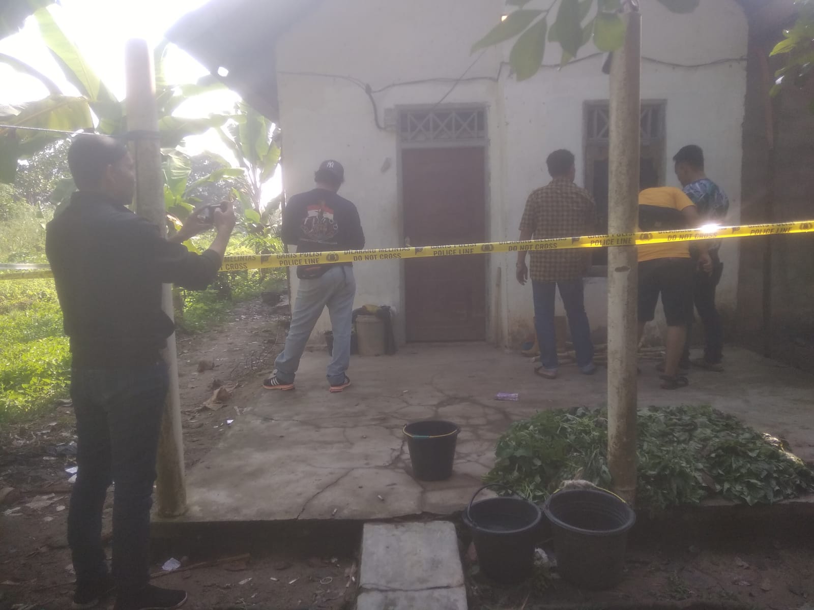 Polisi Olah TKP di Rumah Pedagang Sayur Tewas di Tanjung Raja OI, Korban Diduga Korban Perampokan