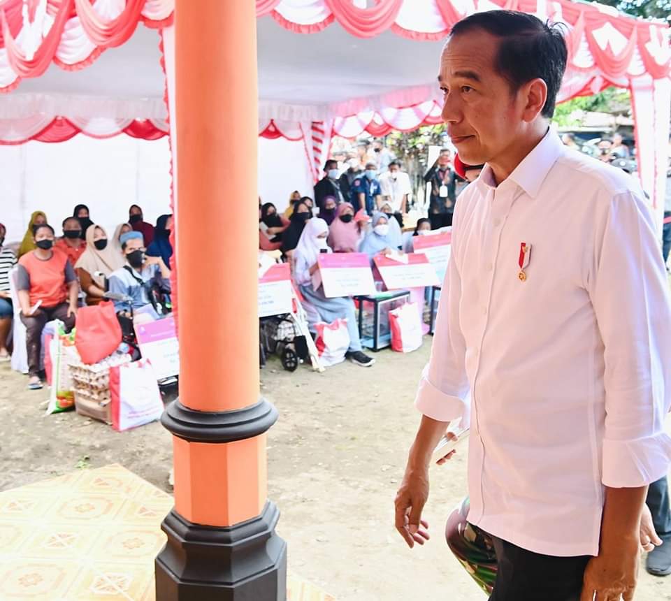 Presiden Joko Widodo Memerintahkan PSSI Untuk Menghentikan Sementara Liga Satu Sampai Evaluasi Dan Perbaikan Prosedur Pengamanan Dilakukan