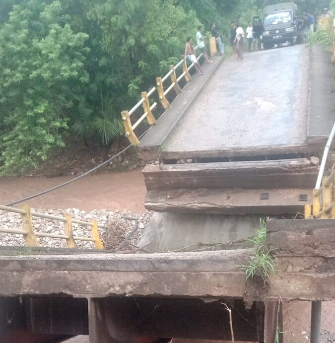 Jembatan Nunpisa Putus Diterjang Banjir, Warga Korban Banjir Siumate Fatuleu Barat Terisolir
